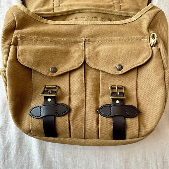 Filson Medium Rugged Twill Field Bag - Picture 4 of 16